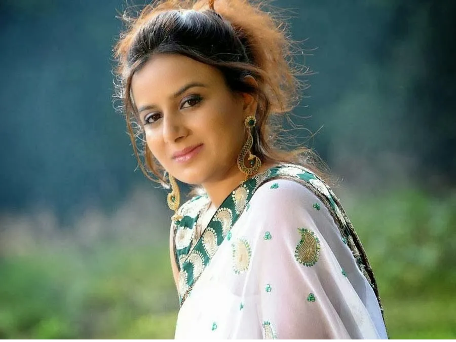 pooja gandhi hot hd wallpaper